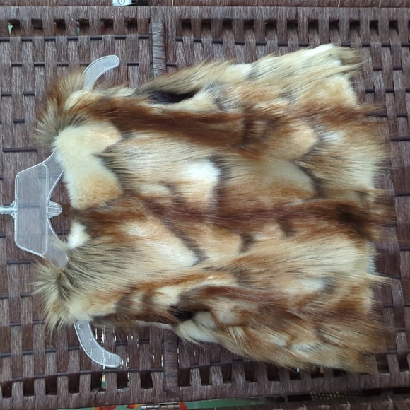 ECU: Like New Girls Faux Fur Vest - Picture 2 of 12